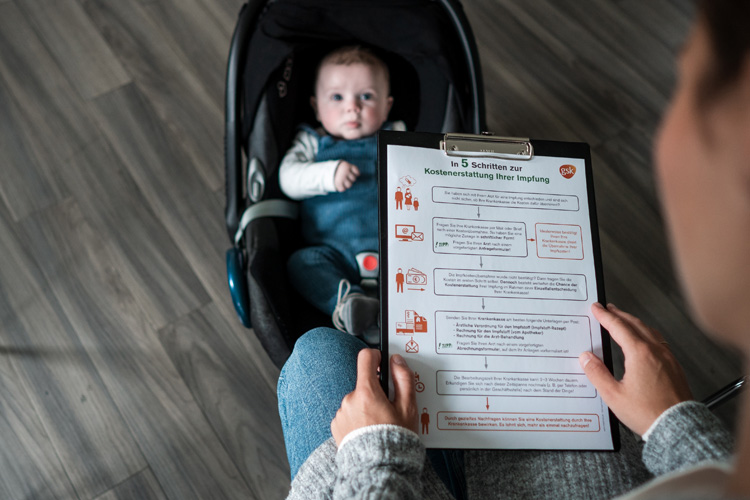 Baby im Tragekorb beim Arzt zum Impfen