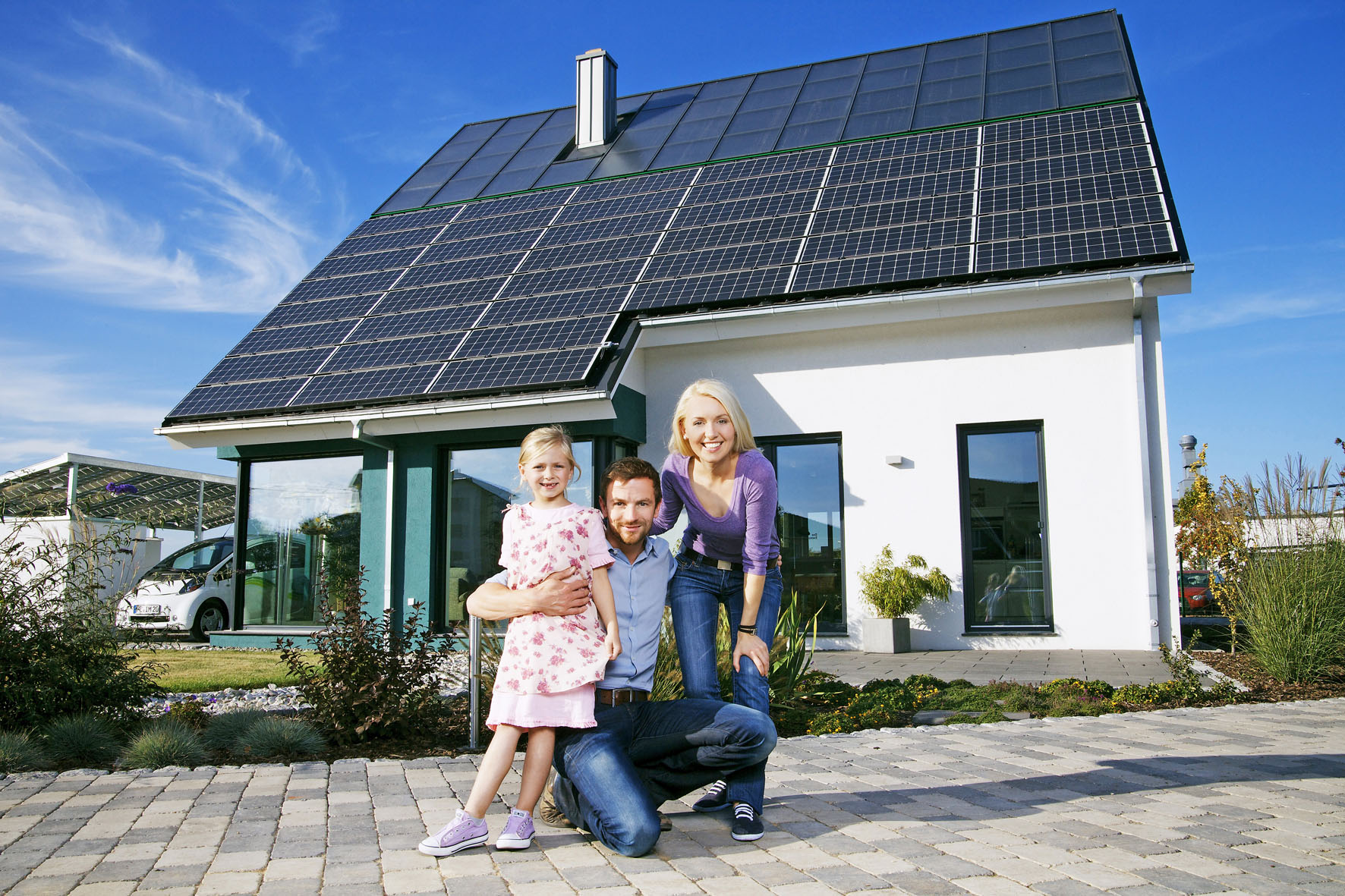 Familien mit Kind vom modernem Haus mit Solaranlage
