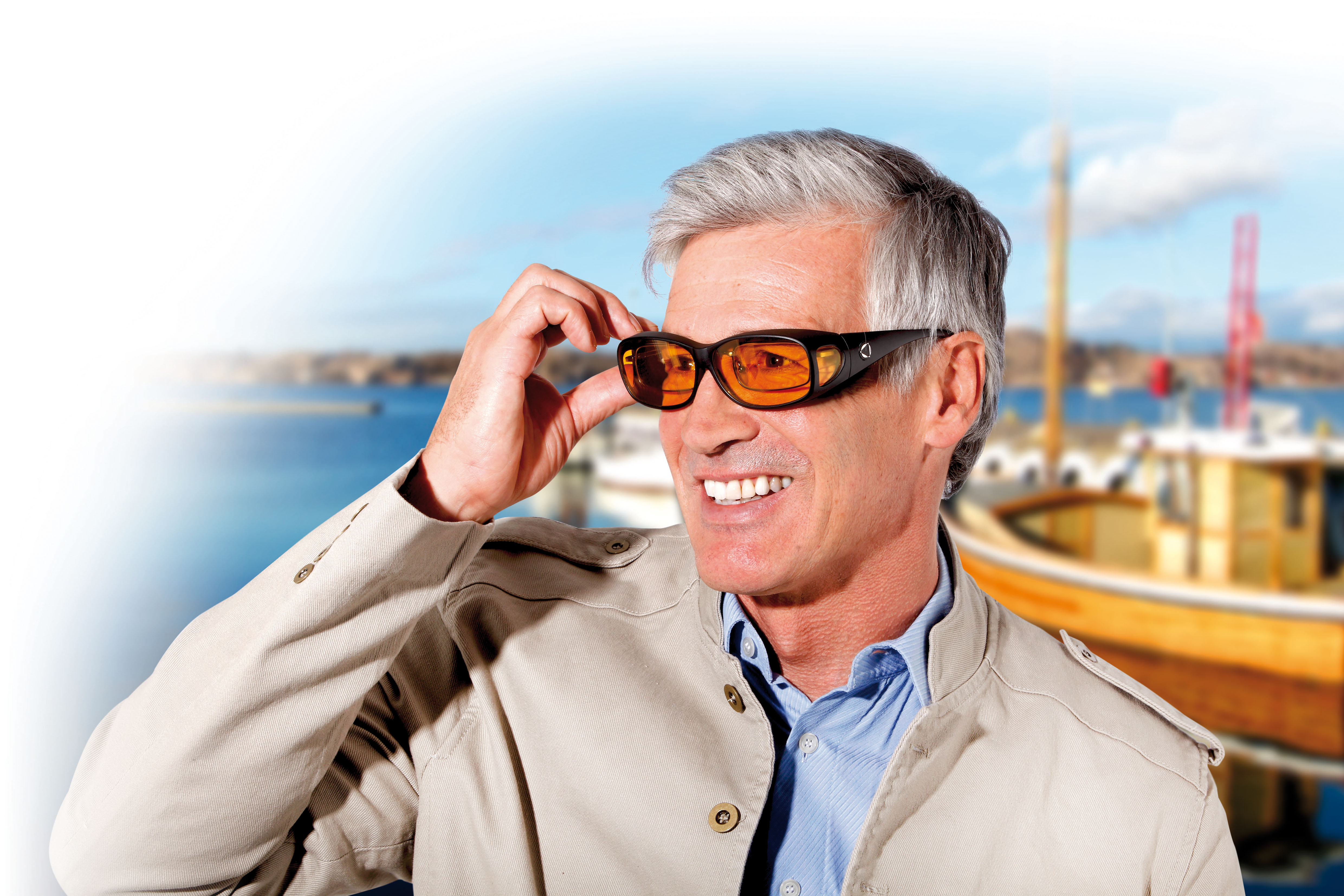 Mann schaut durch eine Brille mit speziellen AMD-Gläsern, die UV-Strahlung und blaues Licht filtern